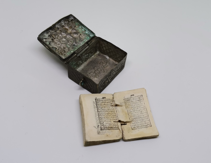 İÇİNDE KUR'AN - I KERİM'İ BULUNAN OSMANLI DÖNEMİ GÜMÜŞ SANCAK KUR'AN KABI