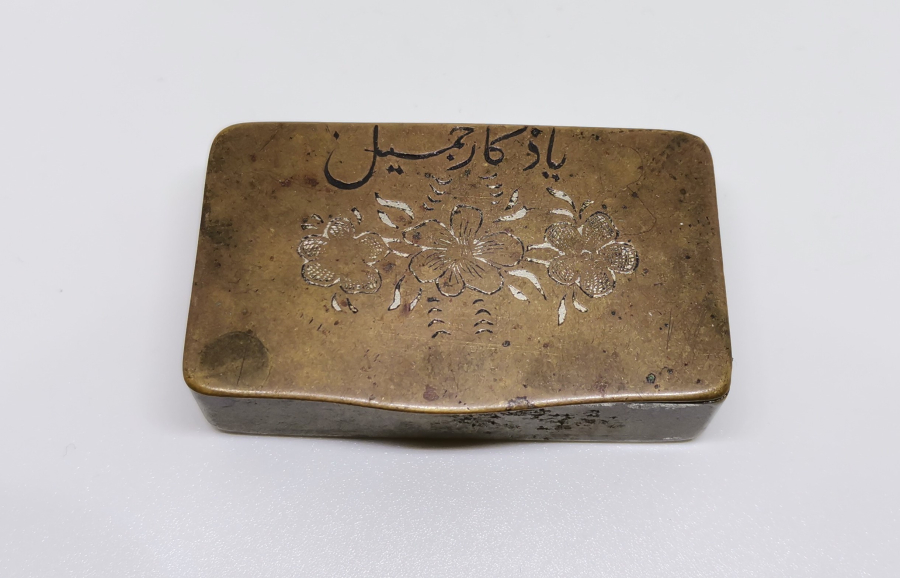 ÜZERİ OSMANLICA YAZILI VE KALEM İŞÇİLİKLİ ENFİYE KUTUSU