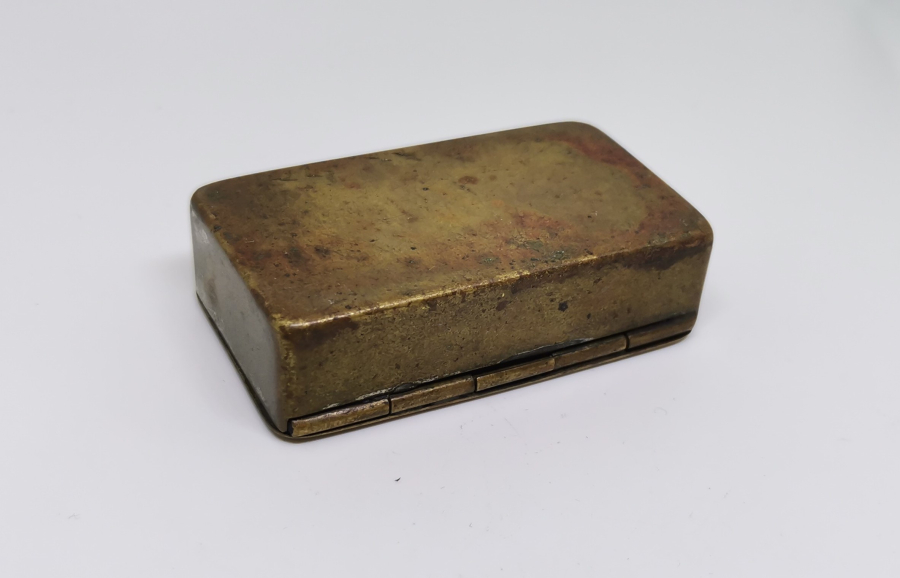 ÜZERİ OSMANLICA YAZILI VE KALEM İŞÇİLİKLİ ENFİYE KUTUSU