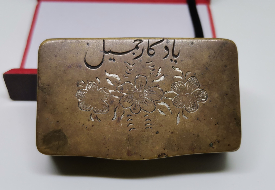 ÜZERİ OSMANLICA YAZILI VE KALEM İŞÇİLİKLİ ENFİYE KUTUSU