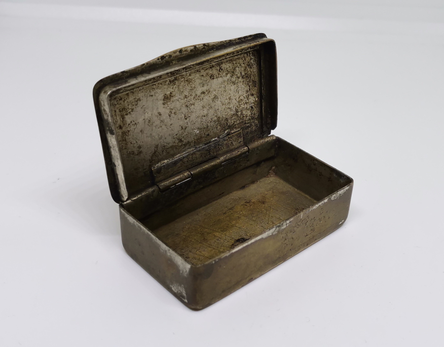 ÜZERİ OSMANLICA YAZILI VE KALEM İŞÇİLİKLİ ENFİYE KUTUSU