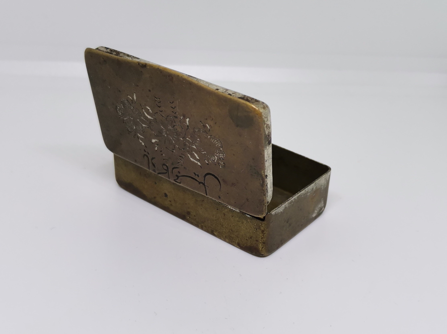 ÜZERİ OSMANLICA YAZILI VE KALEM İŞÇİLİKLİ ENFİYE KUTUSU