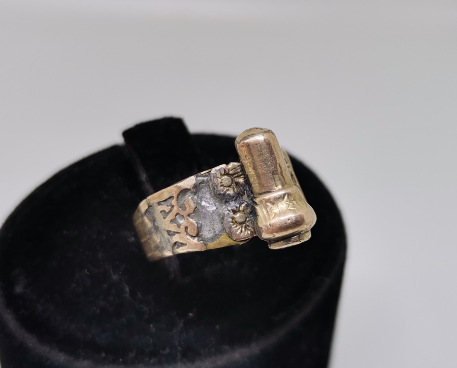 ÜZERİNDE MEVLEVİ SİKKESİ BULUNAN OSMANLI DÖNEMİ ALTIN YÜZÜK