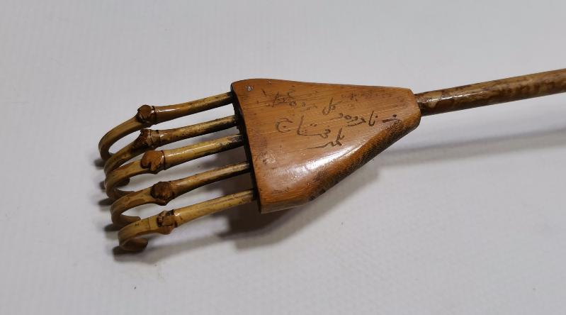 OSMANLI DÖNEMİ ÜZERİ OSMANLICA YAZILI TEKKE İŞİ ÇOK NADİR BAMBU SIRT KAŞIYICI 