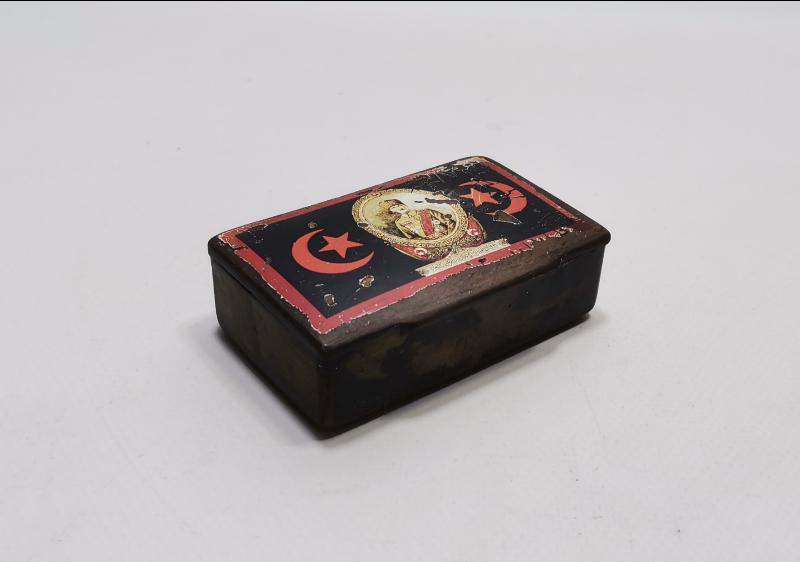 OSMANLICA YAZILI, AY YILDIZ VE ATATÜRK RESİMLİ PAPIER MACHE KUTU