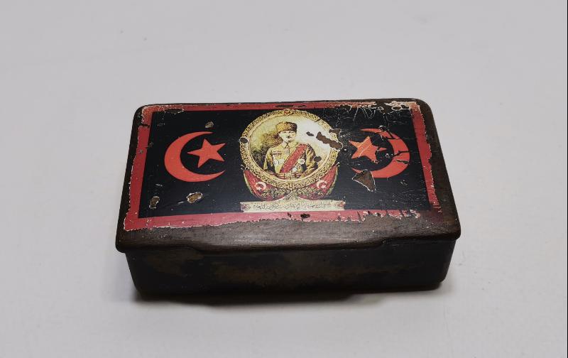 OSMANLICA YAZILI, AY YILDIZ VE ATATÜRK RESİMLİ PAPIER MACHE KUTU