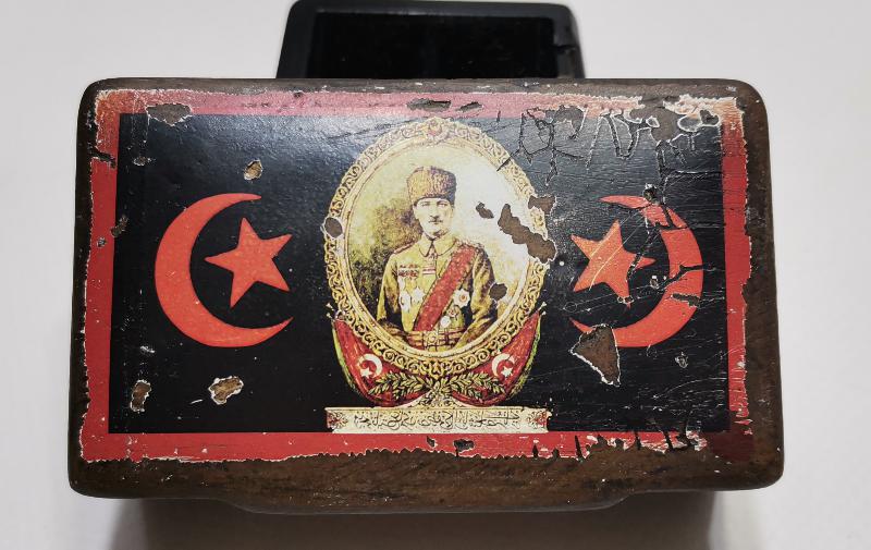 OSMANLICA YAZILI, AY YILDIZ VE ATATÜRK RESİMLİ PAPIER MACHE KUTU