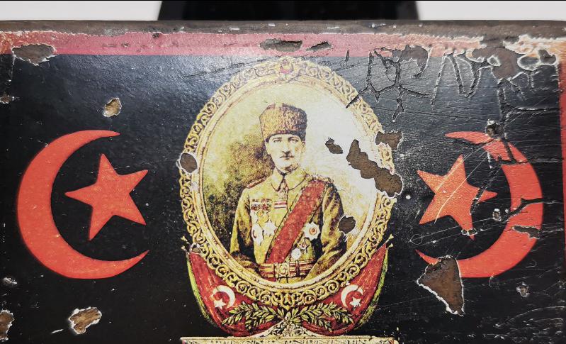 OSMANLICA YAZILI, AY YILDIZ VE ATATÜRK RESİMLİ PAPIER MACHE KUTU