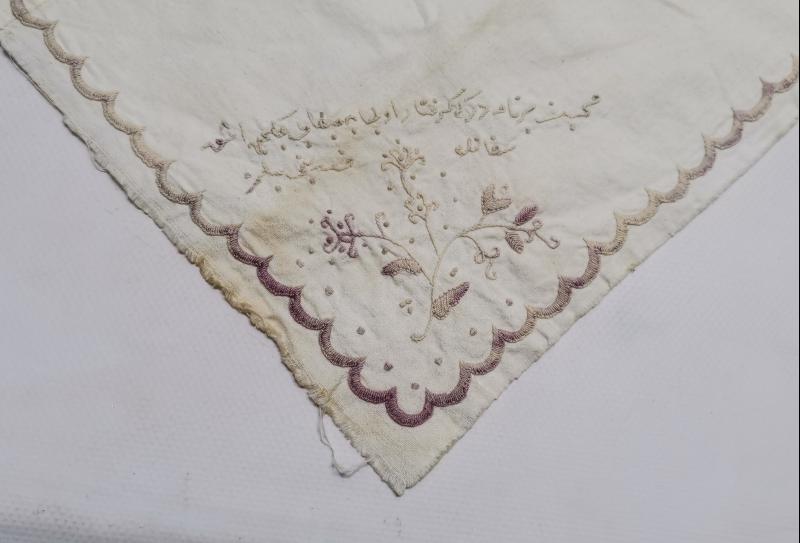 ÜZERİ OSMANLICA YAZILI SÖZ MENDİLİ