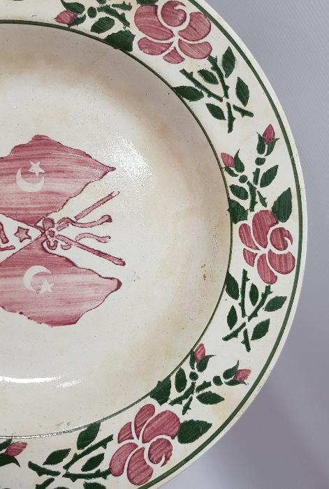 OSMANLI DÖNEMİ MEŞRUTİYET BAYRAKLI AFİYET OLSUN EFENDİM YAZILI PORSELEN TABAK