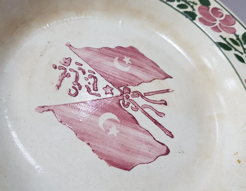 OSMANLI DÖNEMİ MEŞRUTİYET BAYRAKLI AFİYET OLSUN EFENDİM YAZILI PORSELEN TABAK