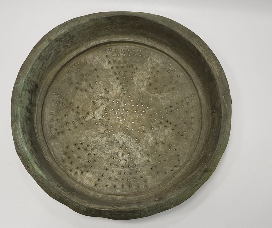 OSMANLI DÖNEMİ RUM İŞİ HAÇ VE MÜHRÜ SÜLEYMAN MOTİFLİ DEV BOY BAKIR MAKARNA SÜZGECİ