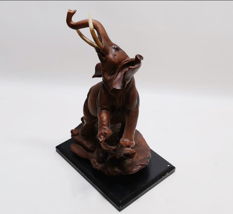 REÇİNE FİL BİBLOSU