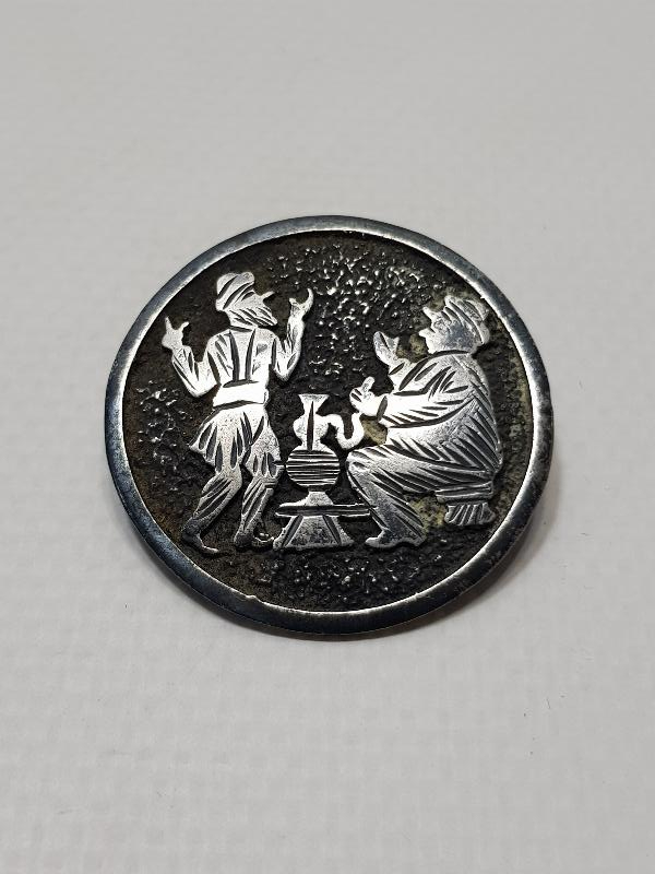 NARGİLE İÇİP EĞLENEN TİPLER TEMALI GÜMÜŞ BROŞ