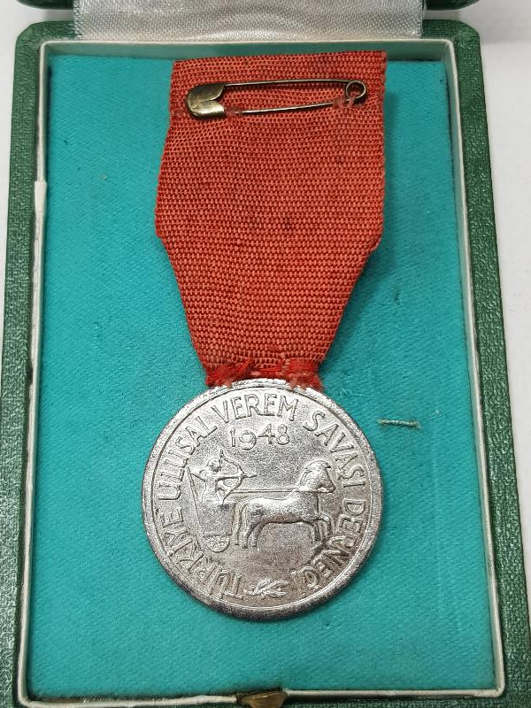 ORJİNAL KUTUSUNDA ÇOK NADİR 1948 TÜRKİYE ULUSAL VEREM SAVAŞI DERNEĞİ MADALYA VE İKİ ADET ROZET