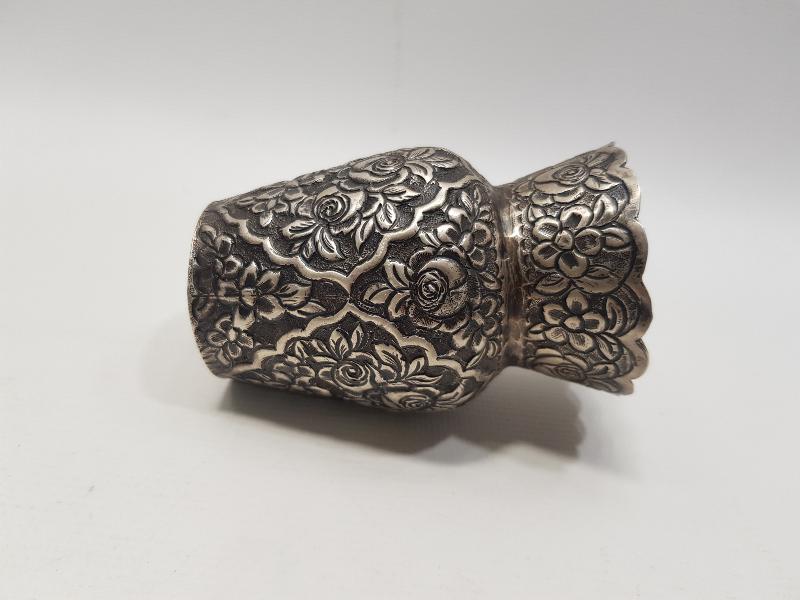 KABARTMA ÇİÇEK DESENLERİYLE SÜSLÜ ANTİKA GÜMÜŞ VAZO