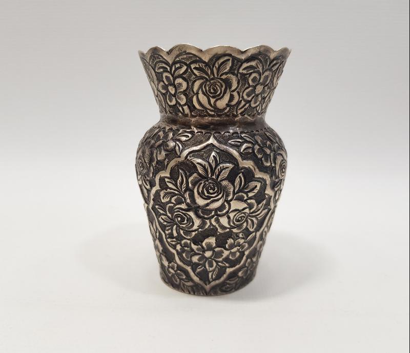 KABARTMA ÇİÇEK DESENLERİYLE SÜSLÜ ANTİKA GÜMÜŞ VAZO