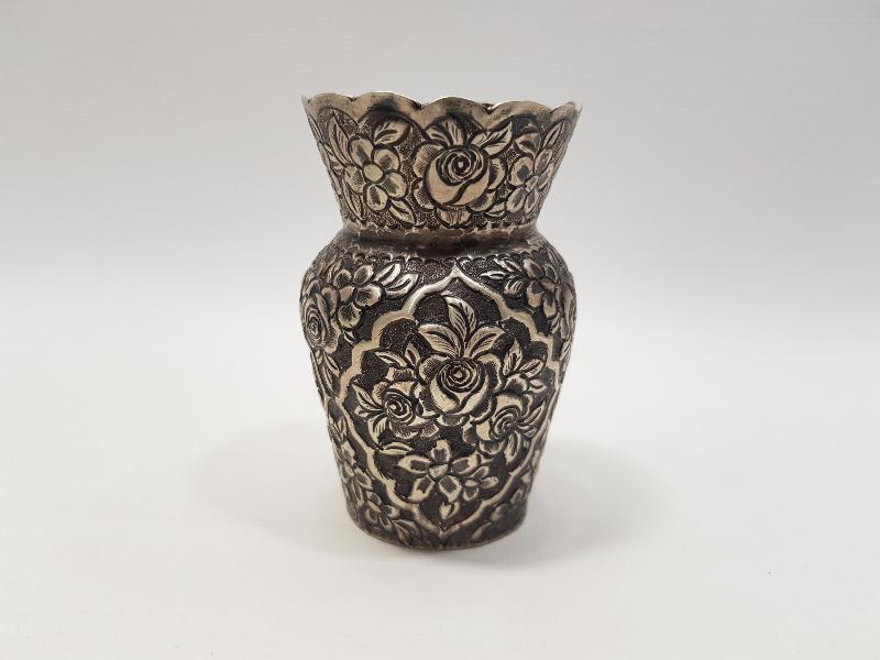 KABARTMA ÇİÇEK DESENLERİYLE SÜSLÜ ANTİKA GÜMÜŞ VAZO