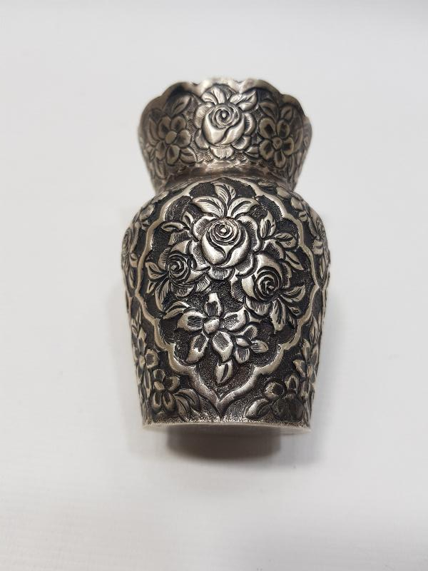 KABARTMA ÇİÇEK DESENLERİYLE SÜSLÜ ANTİKA GÜMÜŞ VAZO