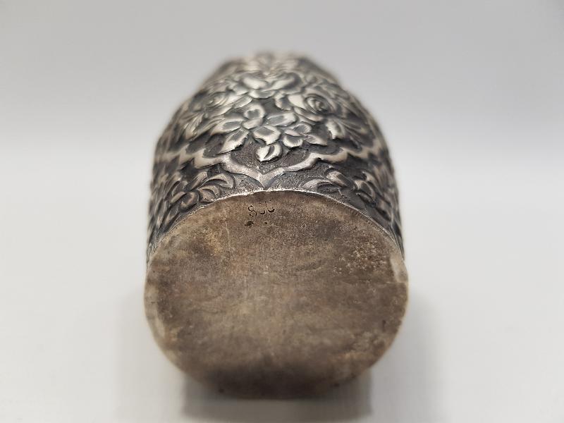 KABARTMA ÇİÇEK DESENLERİYLE SÜSLÜ ANTİKA GÜMÜŞ VAZO