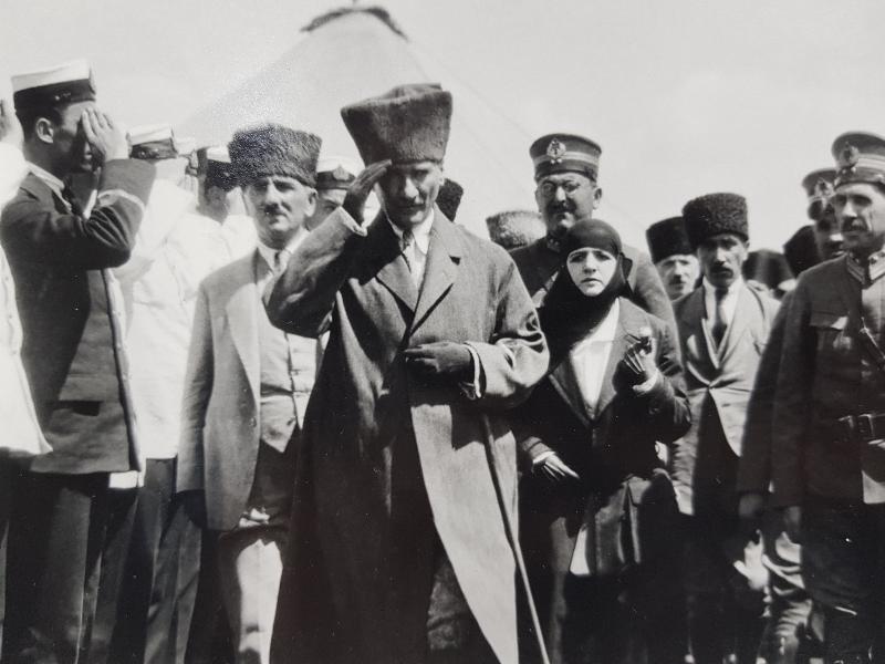 MUSTAFA KEMAL ATATÜRK, EŞİ LATİFE HANIM VE DEVLET ERKANI ORJİNAL BÜYÜK BOY FOTOĞRAF
