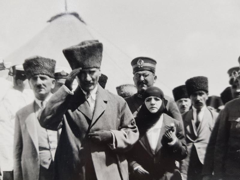 MUSTAFA KEMAL ATATÜRK, EŞİ LATİFE HANIM VE DEVLET ERKANI ORJİNAL BÜYÜK BOY FOTOĞRAF
