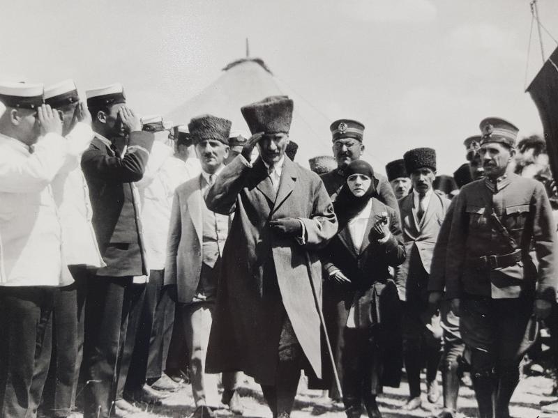 MUSTAFA KEMAL ATATÜRK, EŞİ LATİFE HANIM VE DEVLET ERKANI ORJİNAL BÜYÜK BOY FOTOĞRAF