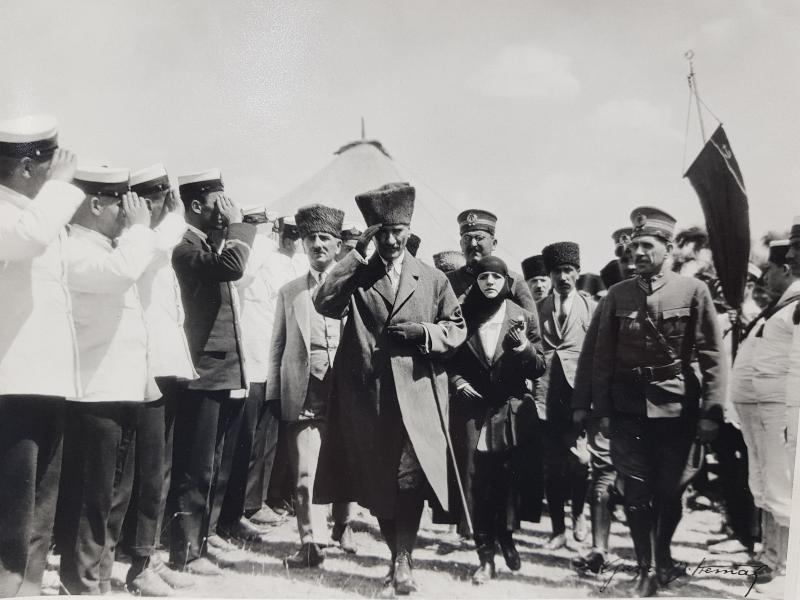 MUSTAFA KEMAL ATATÜRK, EŞİ LATİFE HANIM VE DEVLET ERKANI ORJİNAL BÜYÜK BOY FOTOĞRAF