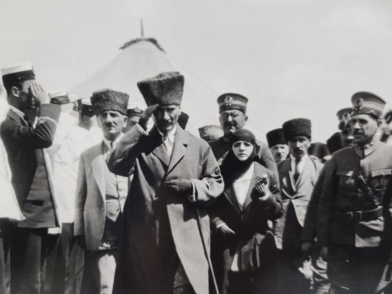 MUSTAFA KEMAL ATATÜRK, EŞİ LATİFE HANIM VE DEVLET ERKANI ORJİNAL BÜYÜK BOY FOTOĞRAF
