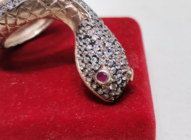 ÜZERİ ZİRKON TAŞLARLA SÜSLÜ YILAN FORMLU GÜMÜŞ YÜZÜK