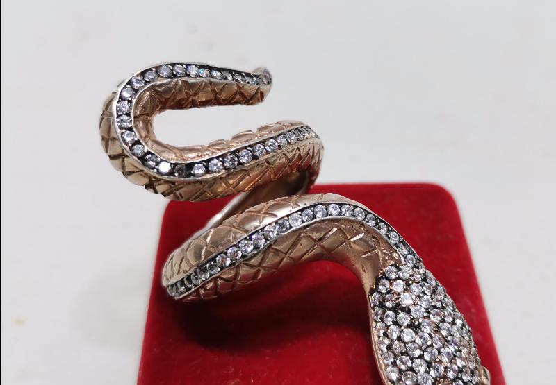 ÜZERİ ZİRKON TAŞLARLA SÜSLÜ YILAN FORMLU GÜMÜŞ YÜZÜK