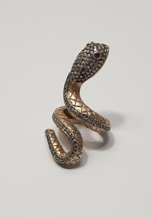 ÜZERİ ZİRKON TAŞLARLA SÜSLÜ YILAN FORMLU GÜMÜŞ YÜZÜK