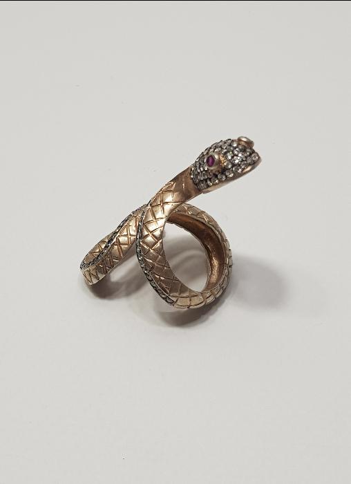 ÜZERİ ZİRKON TAŞLARLA SÜSLÜ YILAN FORMLU GÜMÜŞ YÜZÜK