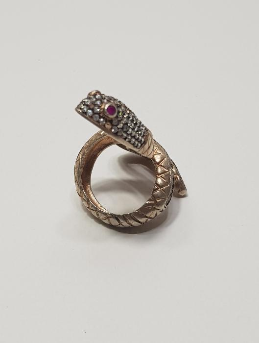 ÜZERİ ZİRKON TAŞLARLA SÜSLÜ YILAN FORMLU GÜMÜŞ YÜZÜK