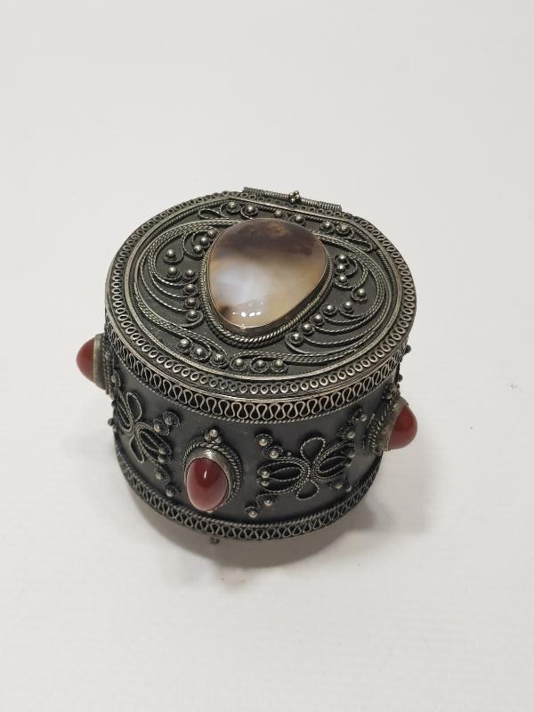 AKİK TAŞLARIYLA SÜSLÜ MÜCEVHER KUTUSU