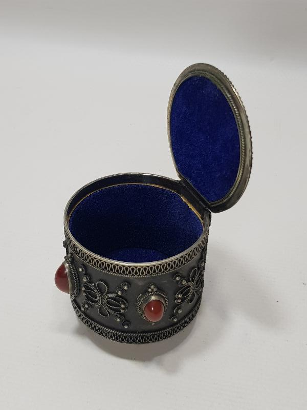 AKİK TAŞLARIYLA SÜSLÜ MÜCEVHER KUTUSU