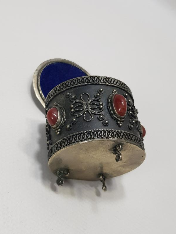 AKİK TAŞLARIYLA SÜSLÜ MÜCEVHER KUTUSU