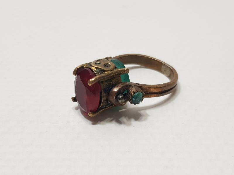 KIRMIZI VE YEŞİL TAŞLI DÖNERLİ YÜZÜK