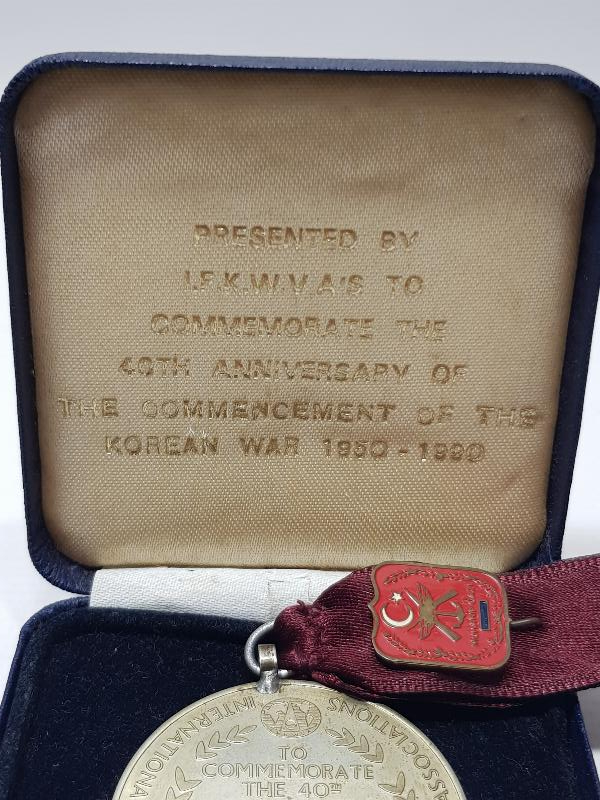 ORJİNAL KUTUSUNDA NADİR KORE MADALYASI VE MUHARİP GAZİ ROZETİ LOTU