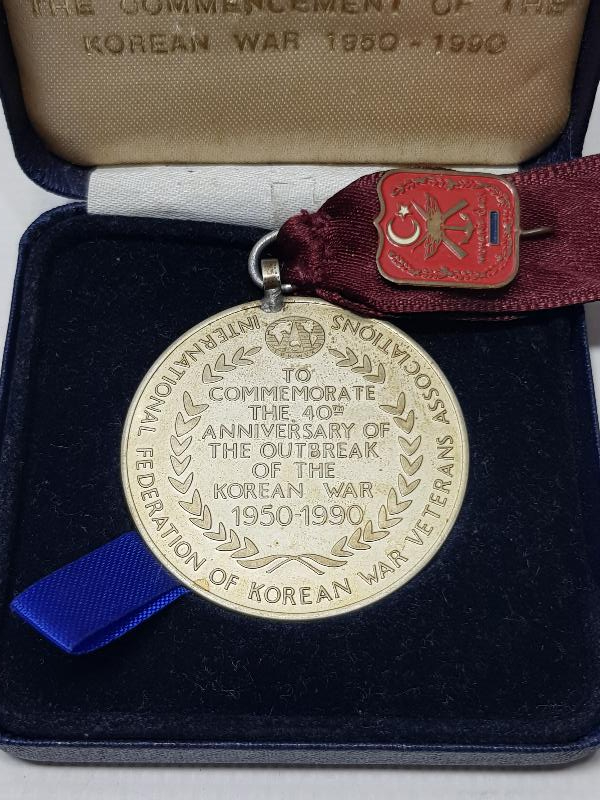 ORJİNAL KUTUSUNDA NADİR KORE MADALYASI VE MUHARİP GAZİ ROZETİ LOTU