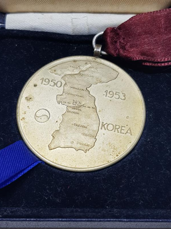 ORJİNAL KUTUSUNDA NADİR KORE MADALYASI VE MUHARİP GAZİ ROZETİ LOTU