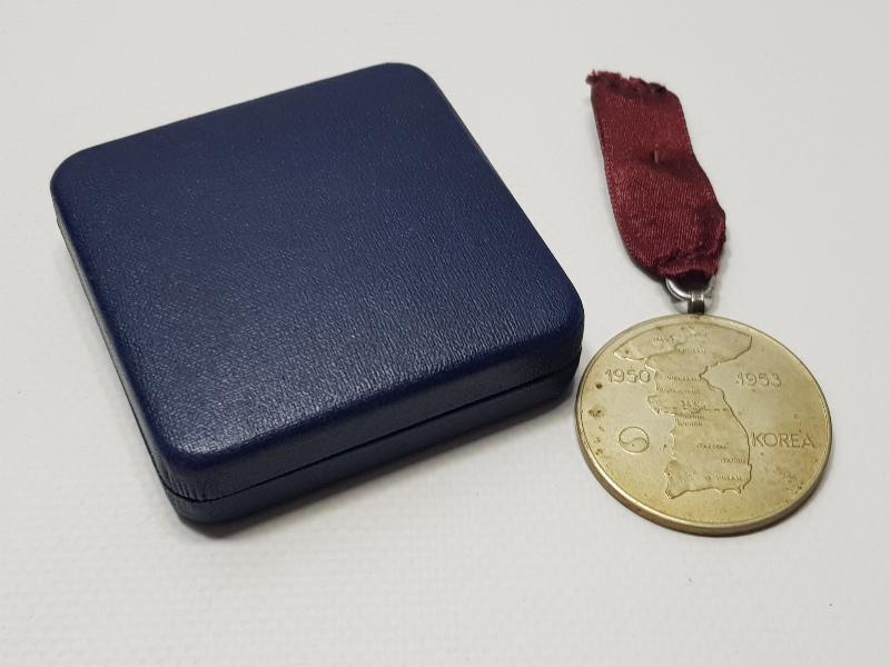 ORJİNAL KUTUSUNDA NADİR KORE MADALYASI VE MUHARİP GAZİ ROZETİ LOTU