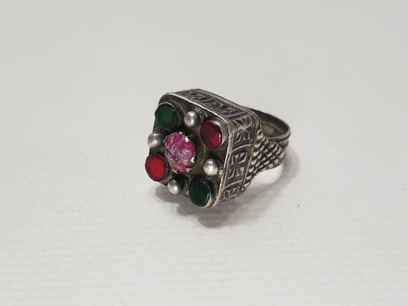 RENKLİ TAŞLARLA SÜSLÜ FARKLI FORMDA GÜMÜŞ YÜZÜK