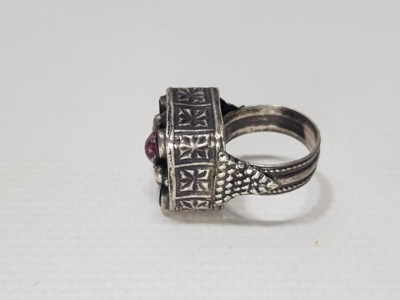 RENKLİ TAŞLARLA SÜSLÜ FARKLI FORMDA GÜMÜŞ YÜZÜK