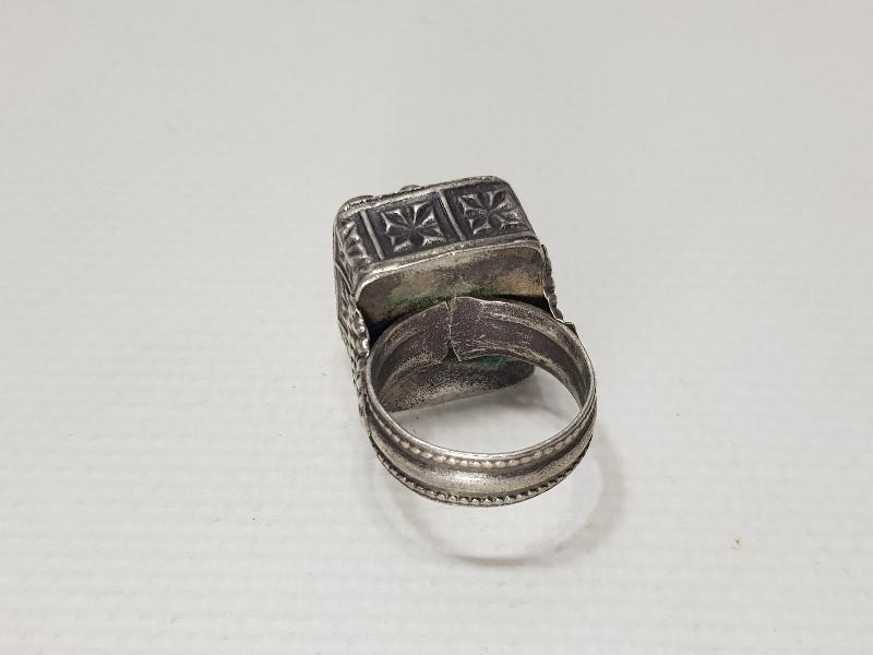 RENKLİ TAŞLARLA SÜSLÜ FARKLI FORMDA GÜMÜŞ YÜZÜK