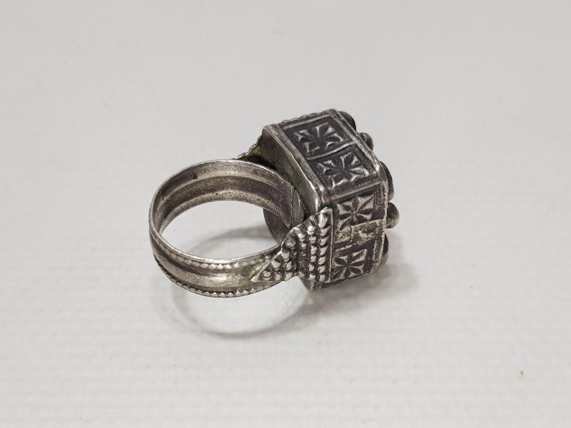 RENKLİ TAŞLARLA SÜSLÜ FARKLI FORMDA GÜMÜŞ YÜZÜK