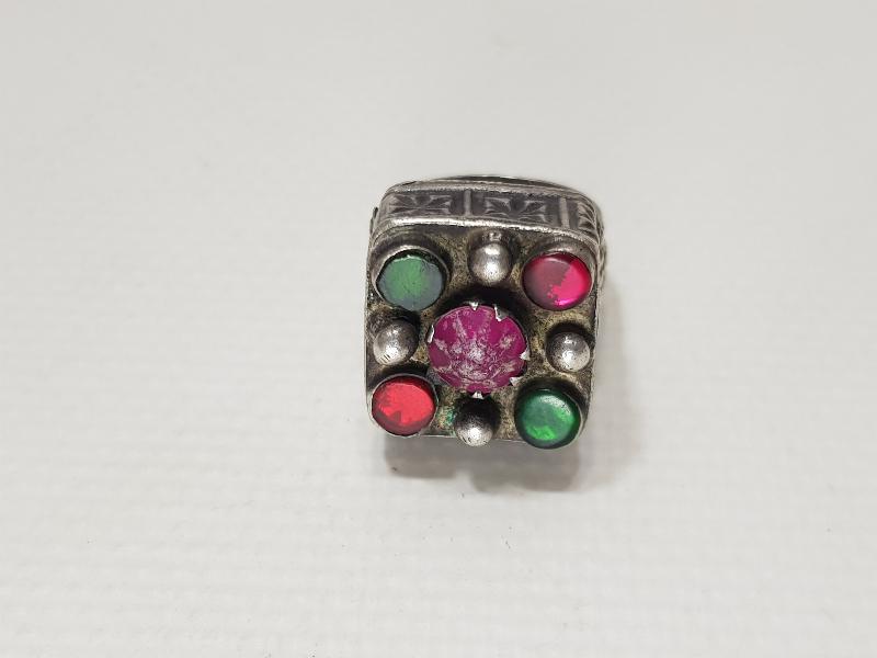 RENKLİ TAŞLARLA SÜSLÜ FARKLI FORMDA GÜMÜŞ YÜZÜK