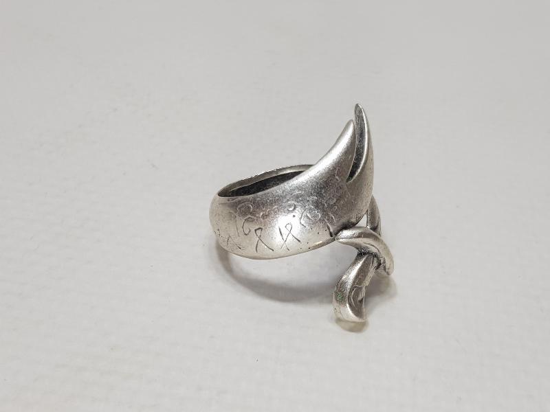 ÜZERİ HADİS YAZILI ZÜLFİKAR KILICI FORMLU YÜZÜK