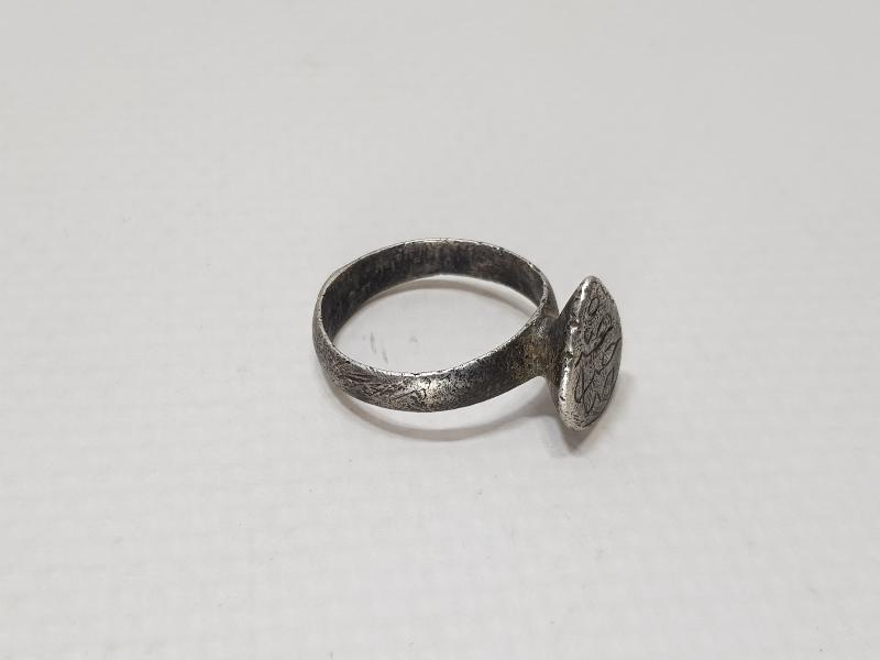 ÜZERİ OSMANLICA SAHİBİNİN ADI YAZILI OLAN GÜMÜŞ YÜZÜK