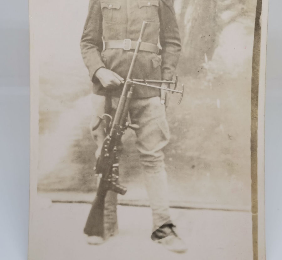 1. DÜNYA SAVAŞI DÖNEMİ MAKİNELİ TÜFEK KULLANAN ASKERİMİZİN FOTOĞRAFI